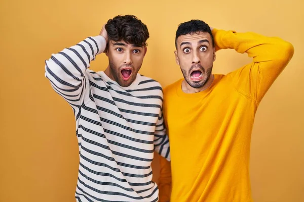 Jong Hispanic Gay Paar Staande Gele Achtergrond Gek Bang Met — Stockfoto