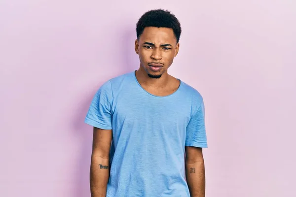 Junger Afrikanisch Amerikanischer Mann Lässigem Blauem Shirt Skeptisch Und Nervös — Stockfoto
