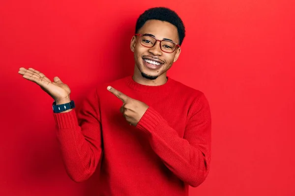 Jonge Afrikaans Amerikaanse Man Draagt Casual Kleding Glazen Verbaasd Glimlachend — Stockfoto