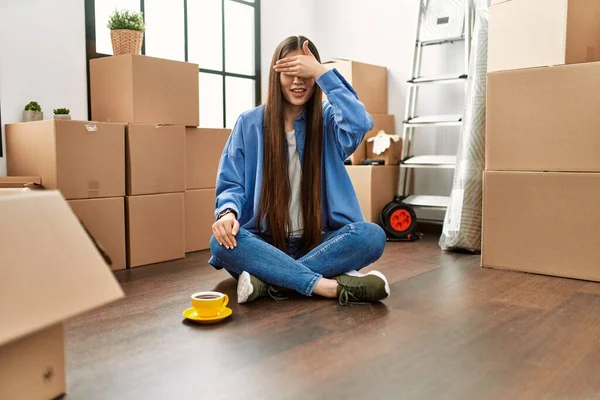 Menina Chinesa Jovem Sentado Chão Nova Casa Sorrindo Rindo Com — Fotografia de Stock