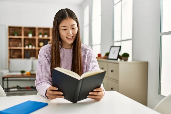 Ung Kinesisk Flicka Läser Bok Sitter Bordet Hemma — Stockfoto