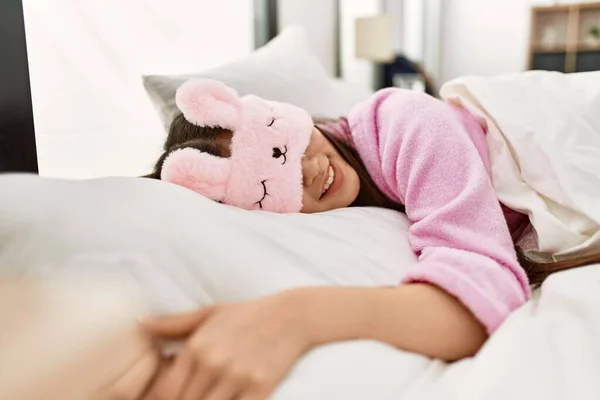 กสาวชาวจ นสวมหน ากากนอนตลก นอนบนเต ยงในห องนอน — ภาพถ่ายสต็อก