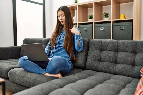 Ung Kinesisk Flicka Bär Casual Kläder Arbetar Med Laptop Hemma — Stockfoto