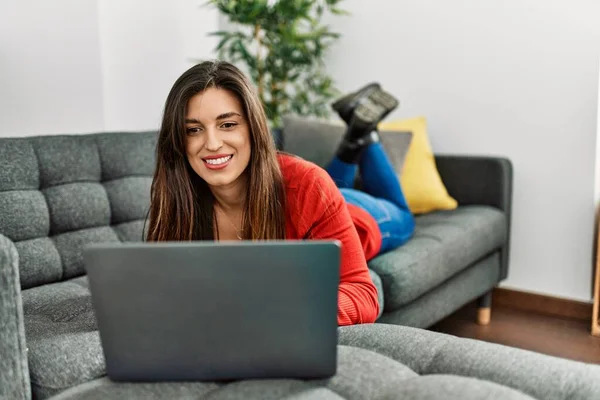 Jovem Mulher Usando Laptop Deitado Sofá Casa — Fotografia de Stock