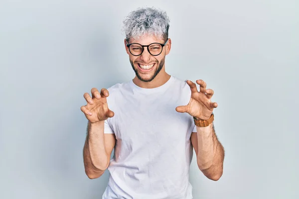 Ung Latinamerikansk Man Med Modernt Färgat Hår Bär Vit Shirt — Stockfoto