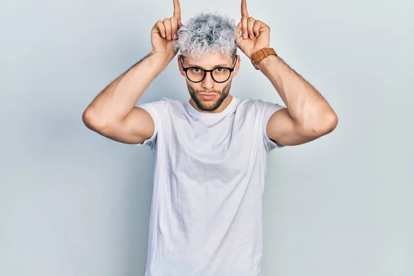 Modern Boyalı Saçlı Beyaz Tişörtlü Gözlüklü Genç Spanyol Adam Boynuzlu — Stok fotoğraf