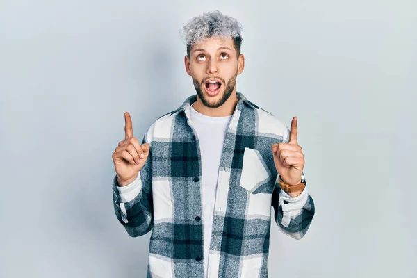 Young Hispanic Man Modern Dyed Hair Wearing Casual Shirt Amazed — Zdjęcie stockowe