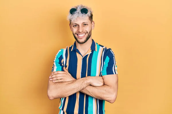 Jonge Latijns Amerikaanse Man Met Modern Geverfd Haar Zomershirt Een — Stockfoto