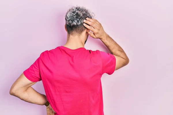Junger Hispanischer Mann Mit Modern Gefärbten Haaren Trägt Lässig Rosa — Stockfoto