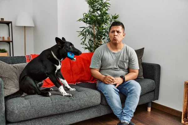 Jovem Latino Cão Sentado Sofá Casa Fazendo Cara Peixe Com — Fotografia de Stock