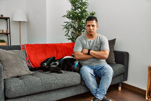 Jovem Latino Cão Sentado Sofá Casa Cético Nervoso Desaprovando Expressão — Fotografia de Stock