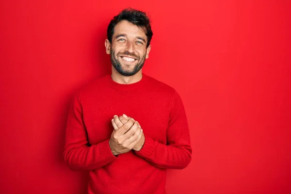 Der Gutaussehende Mann Mit Bart Trägt Einen Lässigen Roten Pullover — Stockfoto