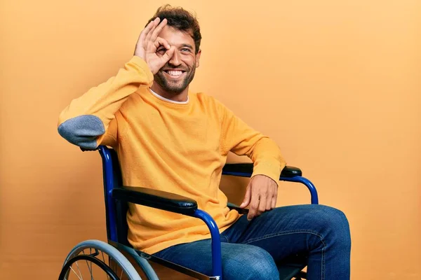 Schöner Mann Mit Bart Sitzt Rollstuhl Und Macht Geste Mit — Stockfoto