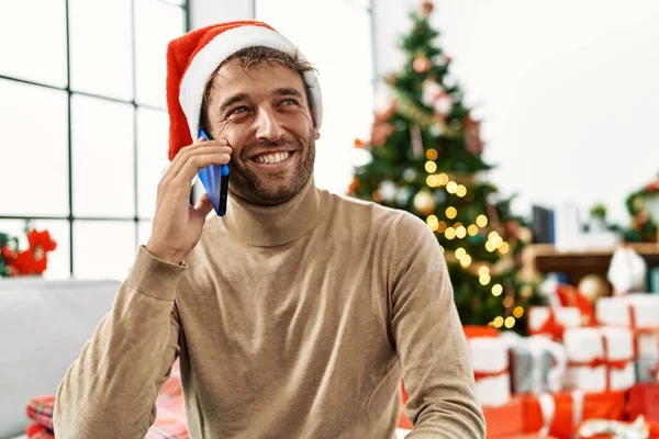 Jovem Hispânico Falando Smartphone Sentado Árvore Natal Casa — Fotografia de Stock