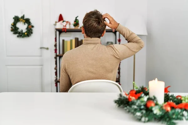 Joven Hombre Guapo Con Barba Sentado Mesa Por Decoración Navidad — Foto de Stock