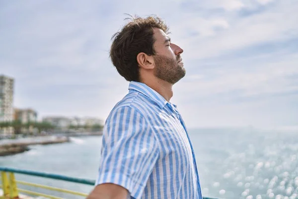 Hombre Hispano Joven Respirando Con Los Brazos Abiertos Pie Paseo — Foto de Stock