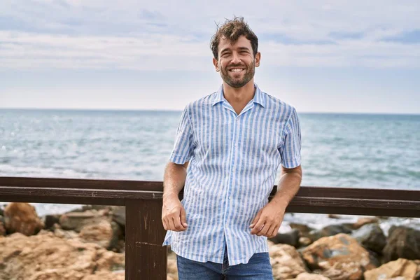 Jovem Hispânico Sorrindo Feliz Praia — Fotografia de Stock