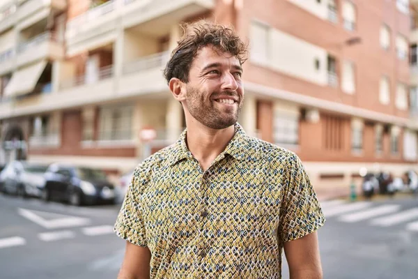 Jovem Hispânico Sorrindo Confiante Andando Rua — Fotografia de Stock