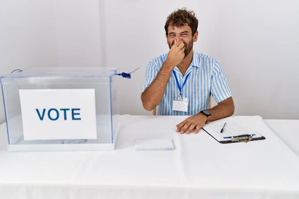 Ung Stilig Man Vid Politiska Val Sitter Vid Valurnan Luktar — Stockfoto