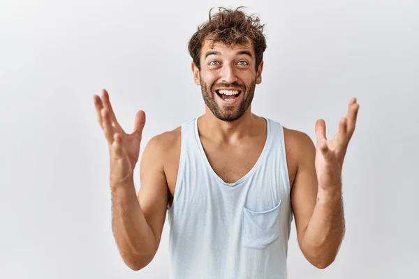 Jonge Knappe Man Staat Geïsoleerde Achtergrond Vieren Gek Verbaasd Voor — Stockfoto