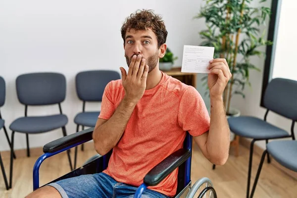 Tekerlekli Sandalyede Oturan Ağzı Elle Kaplanmış Şok Olmuş Hata Yapmaktan — Stok fotoğraf