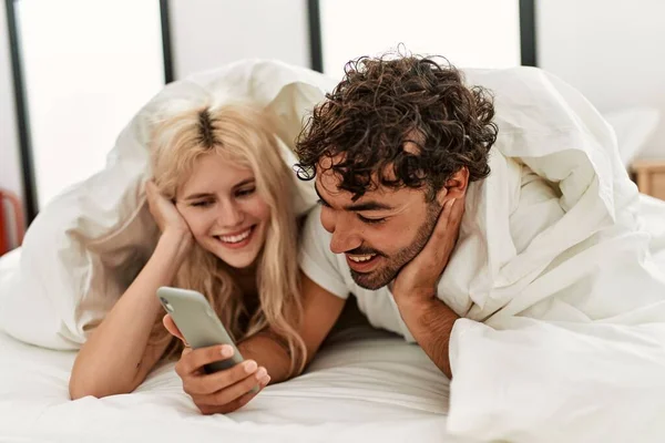 Joven Hermosa Pareja Usando Teléfono Inteligente Acostado Cama Casa — Foto de Stock