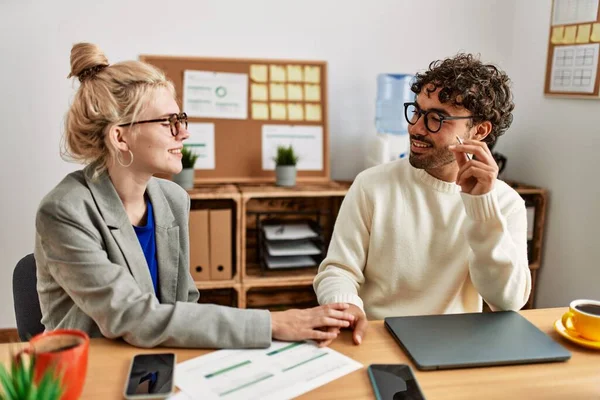 Due Imprenditori Ispanici Sorridenti Felici Che Lavorano Ufficio — Foto Stock