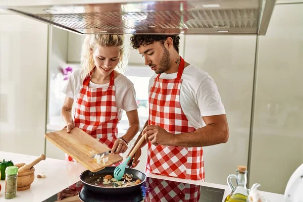 Genç Çift Mutfaktaki Tavayı Kullanarak Mutlu Bir Yemek Pişiriyor — Stok fotoğraf