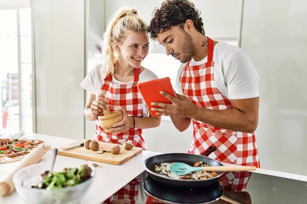 Unga Par Ler Glad Matlagning Och Använder Pekplatta Köket — Stockfoto