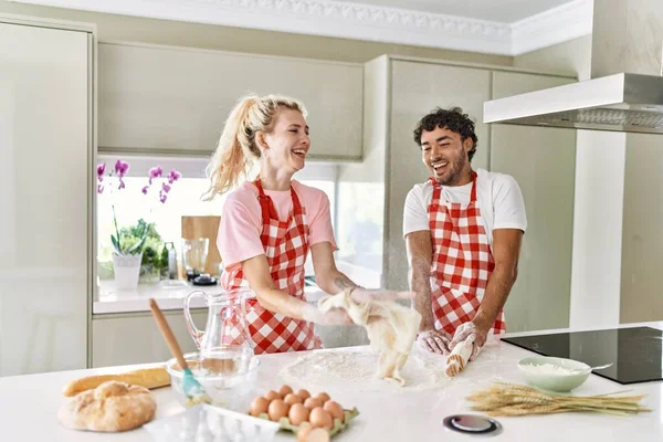 Jong Paar Glimlachen Gelukkig Koken Deeg Keuken — Stockfoto