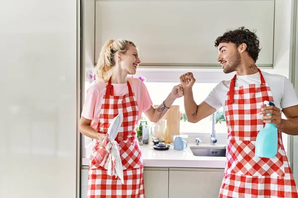 Giovane Coppia Sorridente Piatti Lavaggio Felici Pugni Urto Cucina — Foto Stock