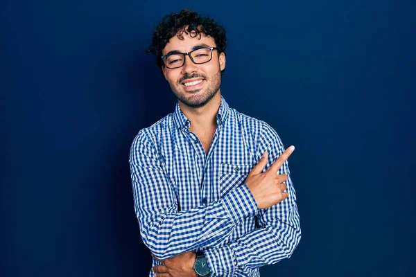 Gündelik Kıyafetler Gözlük Takan Genç Spanyol Adam Gülümsüyor Elleri Parmakları — Stok fotoğraf