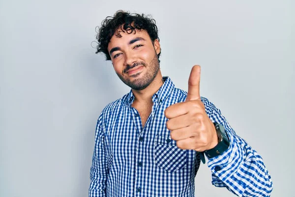 Jovem Hispânico Vestindo Roupas Casuais Fazendo Polegares Felizes Gesto Com — Fotografia de Stock