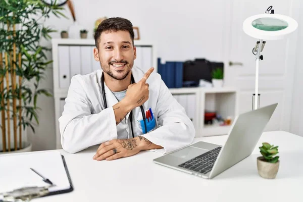 Jovem Médico Trabalhando Clínica Usando Laptop Computador Alegre Com Sorriso — Fotografia de Stock
