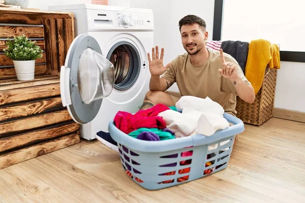 Jovem Homem Bonito Colocando Roupa Suja Máquina Lavar Roupa Mostrando — Fotografia de Stock