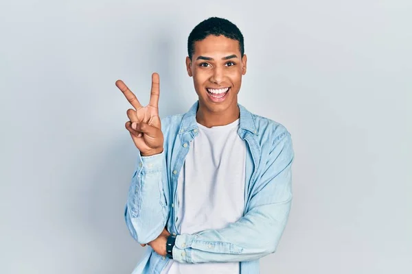 Junger Afrikanisch Amerikanischer Typ Lässiger Kleidung Lächelt Mit Glücklichem Gesicht — Stockfoto