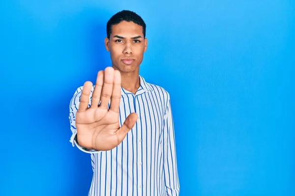 Mladý Afroameričan Neformálním Oblečení Přestane Zpívat Dlaní Dlani Varovný Výraz — Stock fotografie