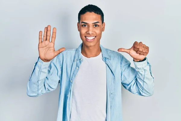Mladý Africký Američan Chlap Sobě Ležérní Oblečení Ukazuje Ukazuje Prsty — Stock fotografie