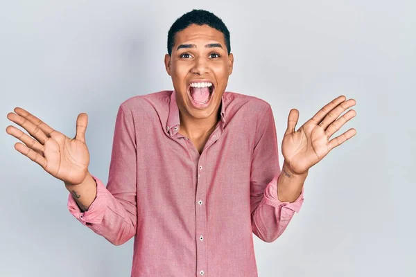 Jovem Afro Americano Vestindo Roupas Casuais Celebrando Vitória Com Sorriso — Fotografia de Stock