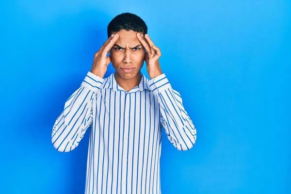 年轻的非洲裔美国人穿着休闲服 头痛医头 因为压力太大 偏头痛 — 图库照片