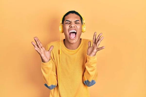 Fiatal Afro Amerikai Srác Zenét Hallgat Fejhallgatóval Ünnepli Őrült Őrült — Stock Fotó