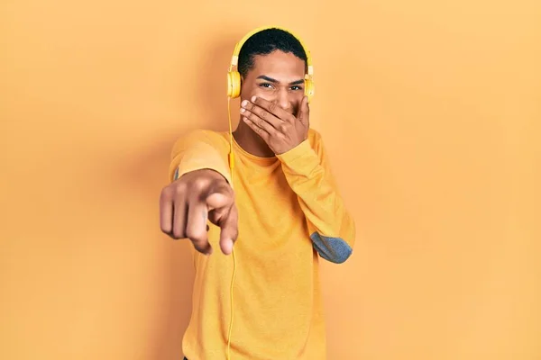Молодий Афроамериканець Який Слухає Музику Допомогою Навушників Сміється Над Вами — стокове фото