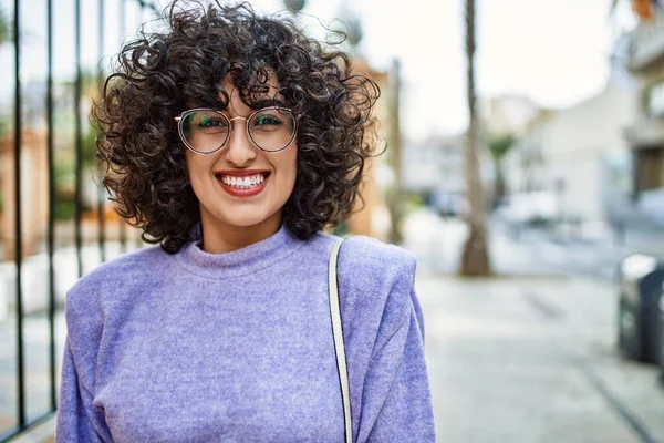 Молодая Женщина Ближнего Востока Уверенно Улыбающаяся Очках Улице — стоковое фото