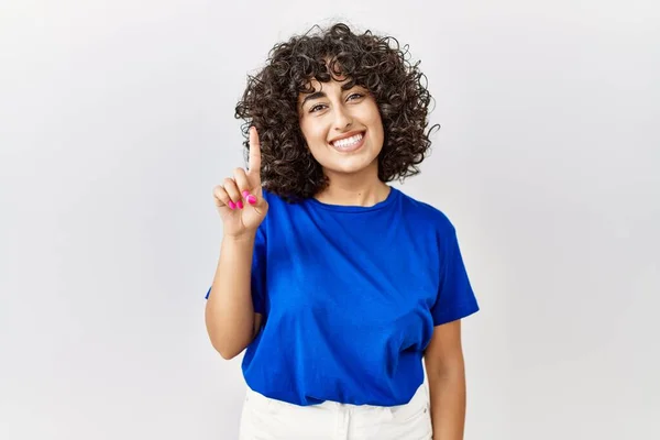 Młoda Kobieta Bliskiego Wschodu Stojąca Nad Odosobnionym Tłem Pokazująca Palec — Zdjęcie stockowe