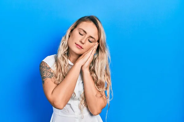 Hermosa Joven Rubia Con Camisa Blanca Casual Durmiendo Cansada Soñando — Foto de Stock