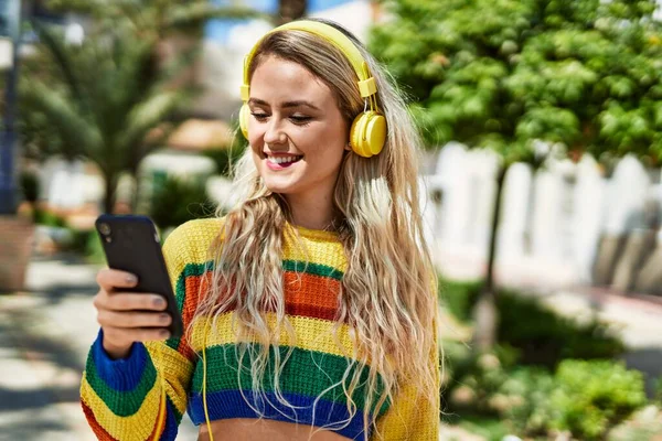 Young Blonde Woman Listening Music Smartphone Park — Stock Photo, Image