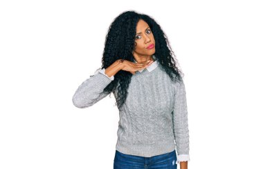 Orta yaşlı Afro-Amerikalı kadın gündelik kıyafetler giyip bıçak niyetine boğazını kesiyor, saldırganlığı şiddetle tehdit ediyor. 