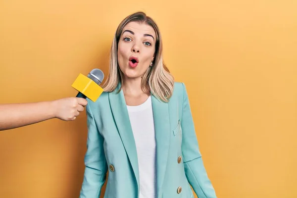 Beautiful Caucasian Woman Being Interviewed Reporter Holding Microphone Scared Amazed — Stock Photo, Image