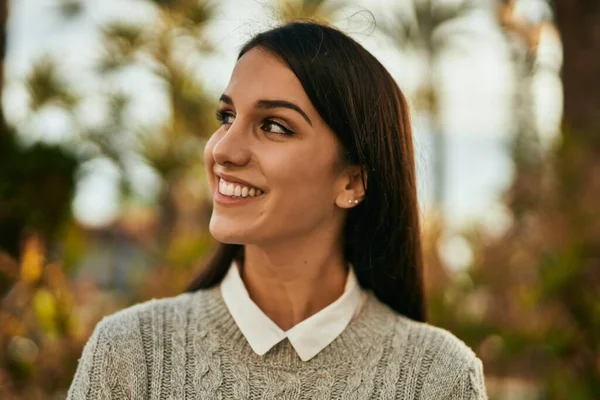 Joven Mujer Hispana Sonriendo Feliz Pie Ciudad — Foto de Stock