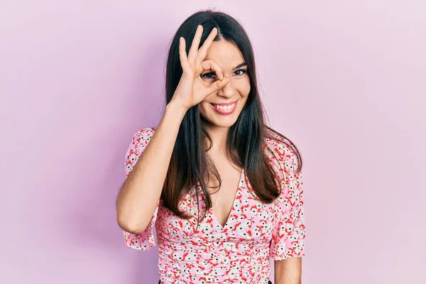 Mujer Morena Joven Con Vestido Verano Haciendo Buen Gesto Con — Foto de Stock